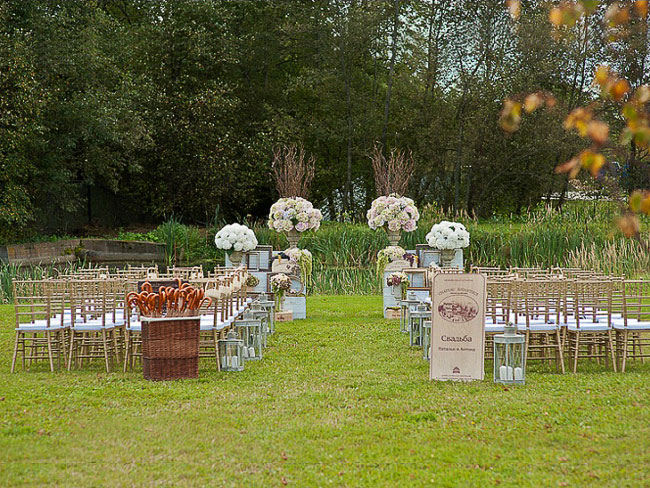 Романтическое настроение свадебной церемонии на природе подмосковья придадут цветочные композиции